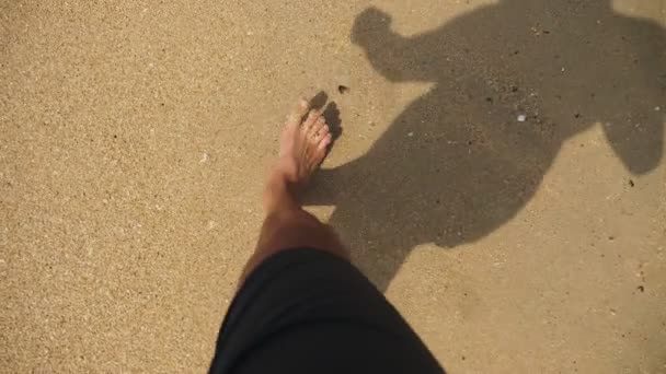 Piernas para hombre en la arena del mar y las olas, Relajación en la playa del océano, Vacaciones de verano . — Vídeo de stock