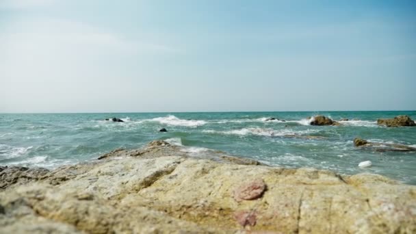 A paisagem marinha. Pedras na costa do mar — Vídeo de Stock