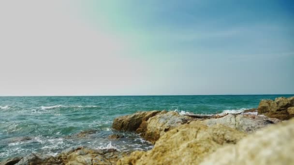 Våta Havet Stenar Sanden Vid Lågvatten Vågorna Och Havet Skum — Stockvideo