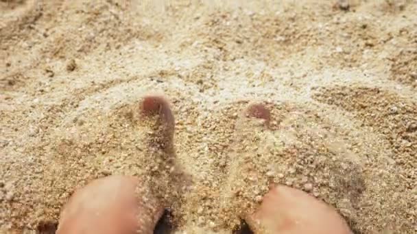 Пляж чоловіча ноги на море піску і хвилі, відпочинок на березі океану, літні канікули. — стокове відео