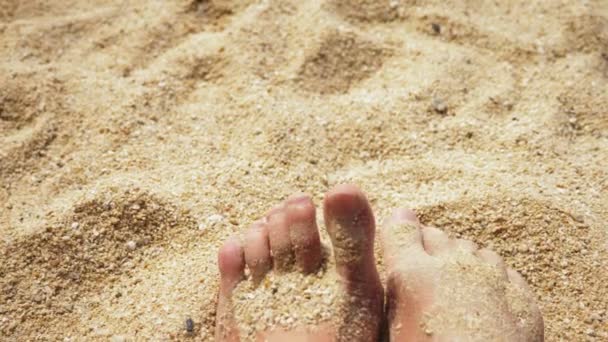 Uomo Gambe sul mare sabbia e onda, Relax sulla spiaggia dell'oceano, Vacanze estive . — Video Stock