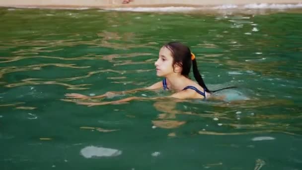 Feliz adolescente jugando en el mar. chica feliz frolics en la playa. Vacaciones de verano y concepto de estilo de vida activo — Vídeo de stock