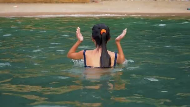 Menina adolescente feliz jogando no mar. menina alegremente frolics na praia. Verão férias e conceito de estilo de vida ativo — Vídeo de Stock