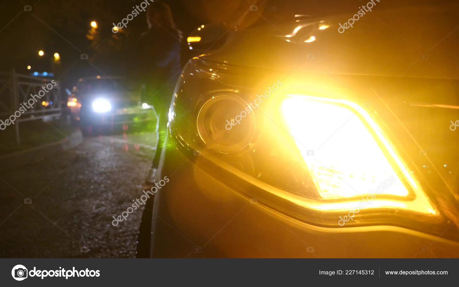 Nacht. Blinklicht im Auto. Notfall-Warnleuchte auf dem Hintergrund  fahrender Autos auf einer Nachtstraße. - Stockfotografie: lizenzfreie Fotos  © kopitin 227145312