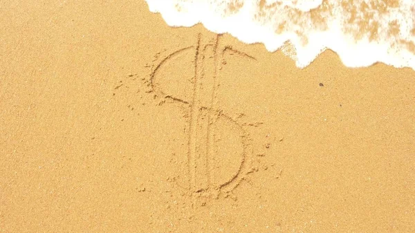 Gelombang laut menghapus inskripsi-inskripsi yang tertulis di pasir, pemandangan atas, tanda dolar — Stok Foto