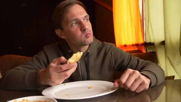 Jovem comendo por mãos Khachapuri cozinha oriental Restaurante , — Fotografia de Stock