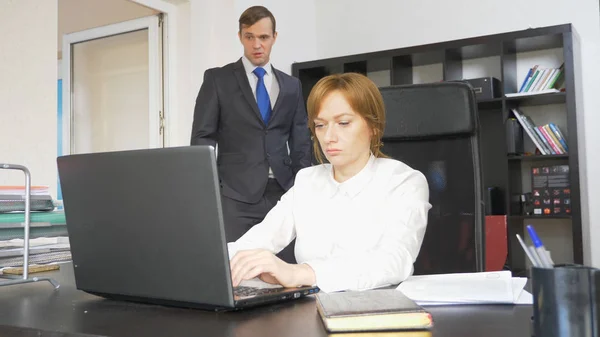 Злой босс с женщиной-рабочим в офисе . — стоковое фото