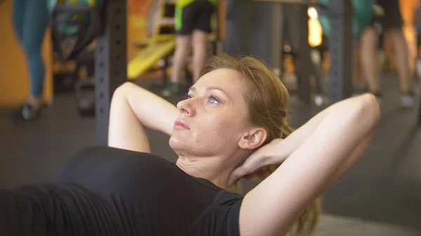 Kvinna arbetande ute i gym. kvinnan skakar sin magmusklerna — Stockfoto