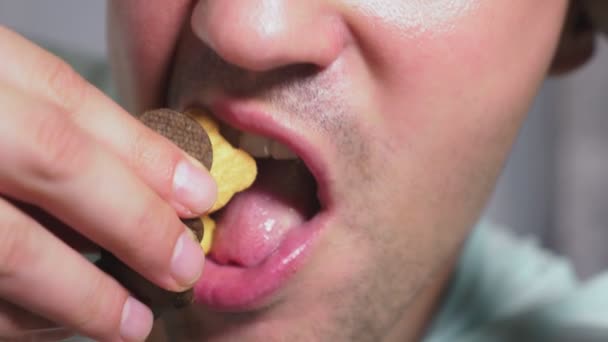 Hongerige Trieste Man Zit Een Woonkamer Aan Een Tafel Bij — Stockvideo