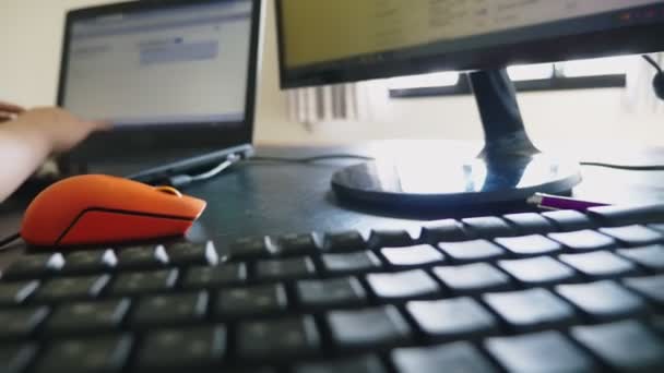 Mooie jonge vrouw die werkt op een laptop en computer tijdens de vergadering op een bureau. — Stockvideo