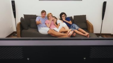 Büyüleyici aile, Anne, Baba, kızı ve oğlu oturma odasında birlikte Tv izliyor musun.