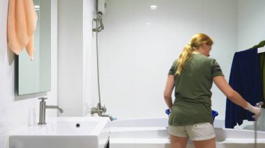 kadın ev kadını evine tuvalette temizlik yapıyor