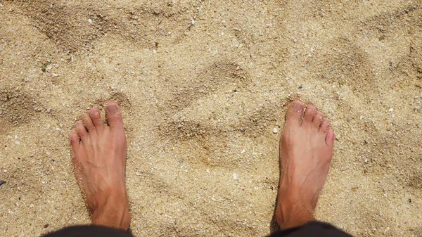 Mens Legs on the sea sand and wave, Relaxation on the ocean beach, Summer holidays. — Stock Photo, Image