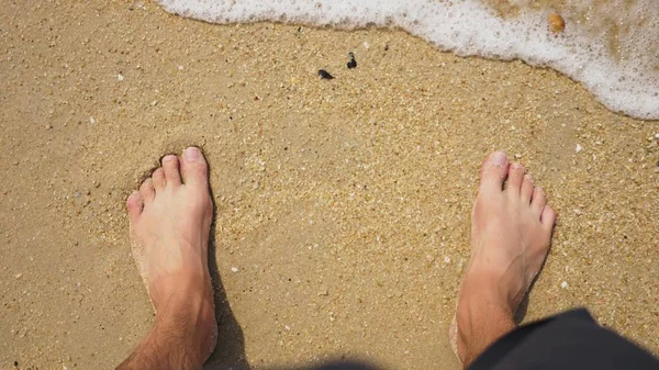 Mens Kaki di atas pasir laut dan gelombang, Relaksasi di pantai laut, liburan musim panas . — Stok Foto