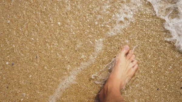 Mens Kaki di atas pasir laut dan gelombang, Relaksasi di pantai laut, liburan musim panas . — Stok Foto