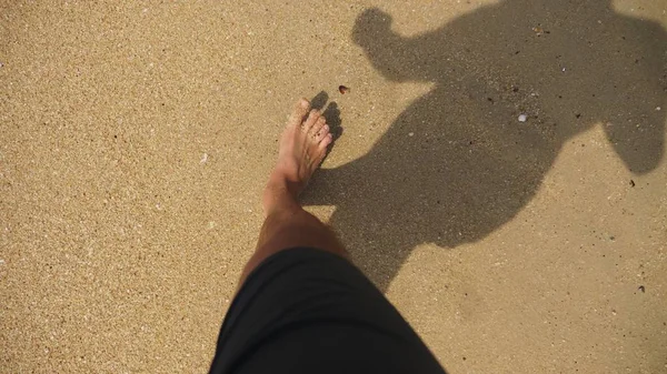 Mens Legs on the sea sand and wave, Relaxation on the ocean beach, Summer holidays. — Stock Photo, Image