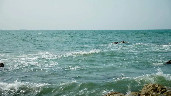 海景。海岸上的石头、海浪和海泡. — 图库照片