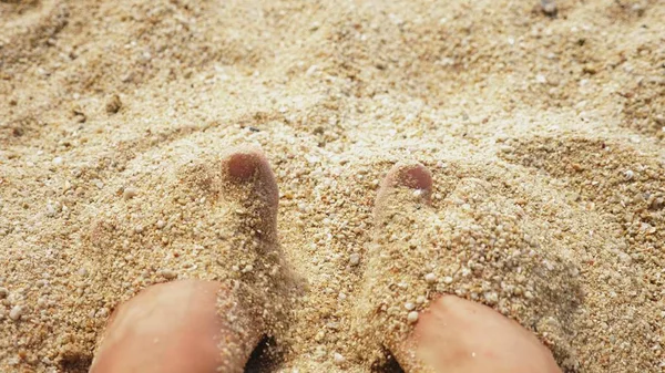 Mens Legs on the sea sand and wave, Relaxation on the ocean beach, Summer holidays. — Stock Photo, Image