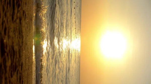 Belo pôr do sol no mar. alguém nada no mar à noite — Fotografia de Stock