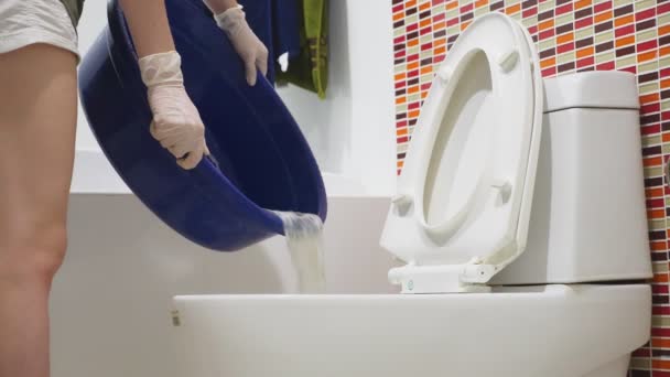 Vrouw huisvrouw doet het schoonmaken in de badkamer van haar huis — Stockvideo