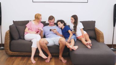 Büyüleyici aile, Anne, Baba, kızı ve oğlu oturma odasında birlikte Tv izliyor musun