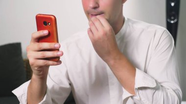adam akıllı telefon kullanır. adam akıllı telefon kötü haber oku.