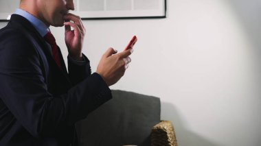 adam akıllı telefon kullanır. adam akıllı telefon kötü haber oku.