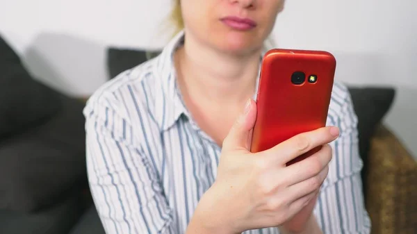 Kvinne bruker smarttelefon. kvinne leser dårlige nyheter i smarttelefon . – stockfoto