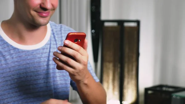 Мужчина листает разговоры на видео со своего смартфона . — стоковое фото