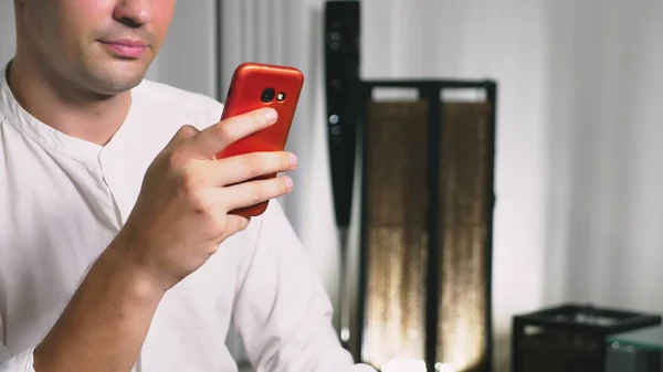 Uomo flirta parlando in video dal suo smartphone . — Foto Stock