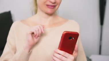 kadın onun smartphone üzerinden video iletişimi konuşurken flört ediyor. Bir kadın bir öpücük online bir video aramasý sýrasýnda video bir smartphone kullanarak gönderir..