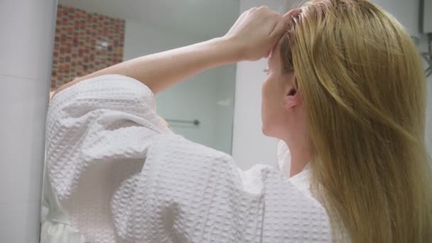 Gesichtsbehandlung. Frau Anwendung kosmetischer Lotion, um die Haut im Badezimmer zu pflegen. Morgenhygiene — Stockvideo