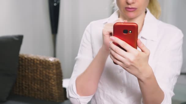 Donna utilizza smartphone. donna leggere cattive notizie in smartphone . — Video Stock