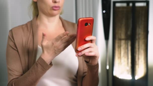 ผู้หญิงใช้สมาร์ทโฟน ผู้หญิงอ่านข่าวร้ายในสมาร์ทโฟน . — วีดีโอสต็อก