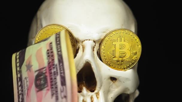 Calavera con billetes de dólar en la boca. bitcoins en los ojos . — Vídeos de Stock