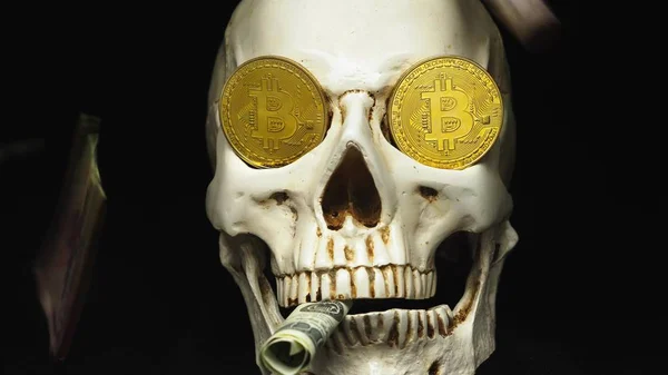 Cráneo con billetes de dólar en la boca, bitcoins en los ojos. fondo oscuro — Foto de Stock