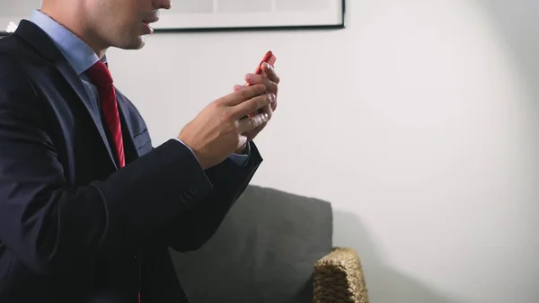 Man uses smartphone. man read bad news in smartphone. — Stock Photo, Image