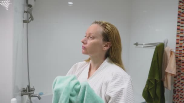 Arc care koncepciót. Nő alkalmazása a kozmetikai krém, hogy vigyázzon a bőrt, a fürdőszobában. Reggel higiéniai — Stock videók