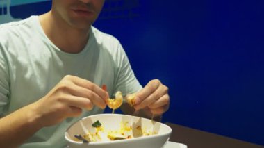 Karides çorbası ekşi ve baharatlı tadı ile Tay bir yemektir. adam tom yam bir restoranda bir masada yemek yer. yakın çekim. Turizm Turizm kavramı