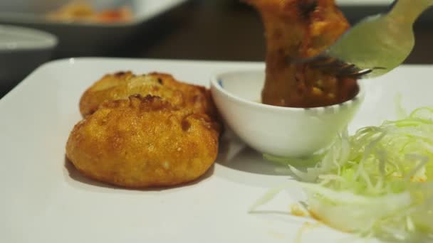 Primer plano. alguien come un plato de cocina asiática en un restaurante . — Vídeo de stock