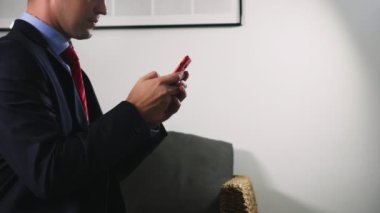 adam akıllı telefon kullanır. adam akıllı telefon kötü haber oku.