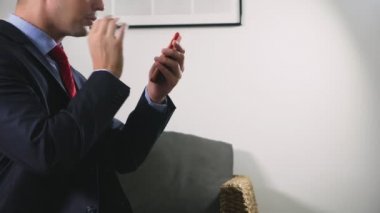 Onun akıllı telefon kullanan bir adam. erotik içeriği arıyorsunuz. o videoda konuşmak flört ediyor