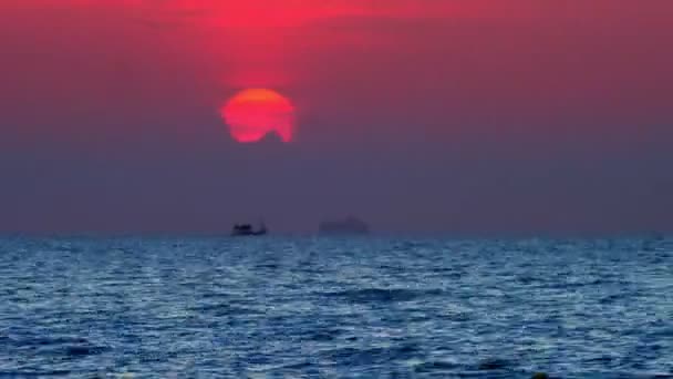 Timelapse. Prachtige zonsondergang op zee. Schepen bij zonsondergang — Stockvideo