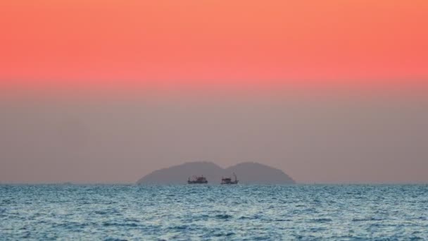 Beau coucher de soleil sur la mer. Navires au coucher du soleil — Video