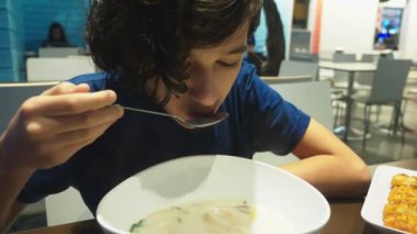Karides çorbası ekşi ve baharatlı tadı ile Tay bir yemektir. adam tom yam bir restoranda bir masada yemek yer. yakın çekim. Turizm Turizm kavramı