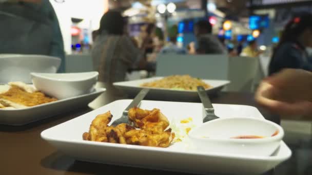 Primo piano. qualcuno mangia un piatto di cucina asiatica in un ristorante . — Video Stock