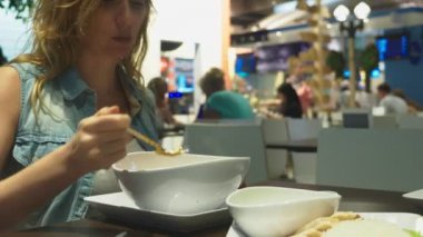 Karides çorbası ekşi ve baharatlı tadı ile Tay bir yemektir. adam tom yam bir restoranda bir masada yemek yer. yakın çekim. Turizm Turizm kavramı