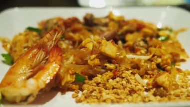 yakın çekim. Birisi bir restoranda bir yemek Asya mutfağının yiyor.