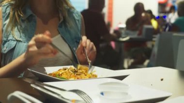 yakın çekim. Birisi bir restoranda bir yemek Asya mutfağının yiyor.