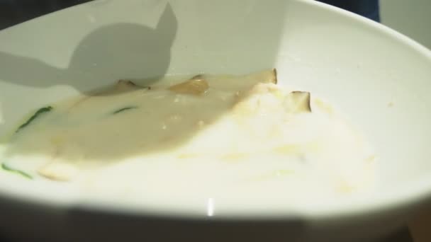 Garnalen soep is een Thaise gerecht met een zure en pittige smaak. tom yam eet man aan een tafel in een restaurant. Close-up. concept van toerisme toerisme — Stockvideo